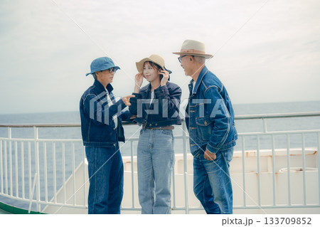フェリーで談笑する三人のポートレート フェリーで談笑する三人のポートレート 133709852