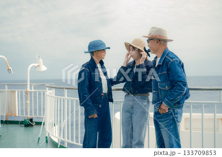 フェリーで談笑する三人のポートレート 133709853