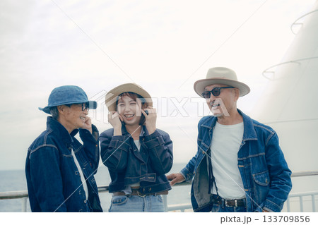 フェリーで談笑する三人のポートレート 133709856