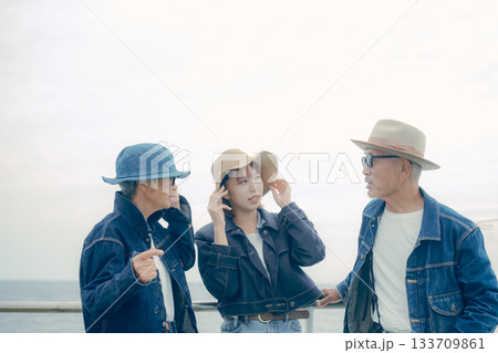 フェリーで談笑する三人のポートレート フェリーで談笑する三人のポートレート 133709861