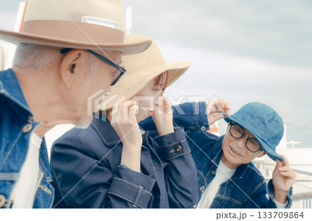 フェリーで談笑する三人のポートレート 133709864