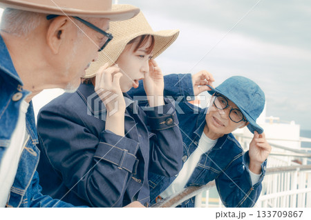 フェリーで談笑する三人のポートレート 133709867