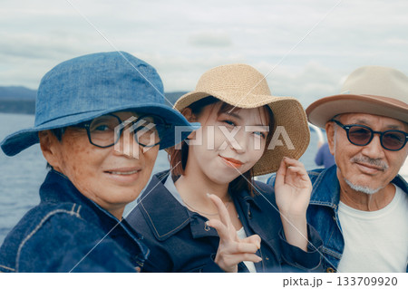 フェリーで自撮りを楽しむ三人のポートレート 133709920