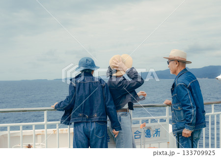 フェリーで自撮りを楽しむ三人のポートレート 133709925