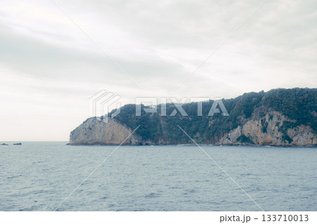 離島フェリーから見える港町の風景 離島フェリーから見える港町の風景 133710013