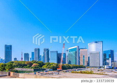 日本の東京都市景観 汐留のビル群や六本木、麻布台、東京タワー、旧築地市場…撤去工事などを望む 133710039