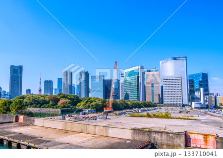 日本の東京都市景観 汐留のビル群や六本木、麻布台、東京タワー、旧築地市場…撤去工事などを望む 133710041