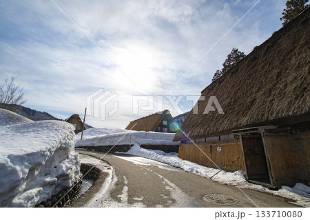 雪道の合掌造り集落と冬の空 雪道の合掌造り集落と冬の空 133710080