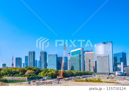 日本の東京都市景観 汐留のビル群や六本木、麻布台、東京タワー、旧築地市場…撤去工事などを望む 133710124