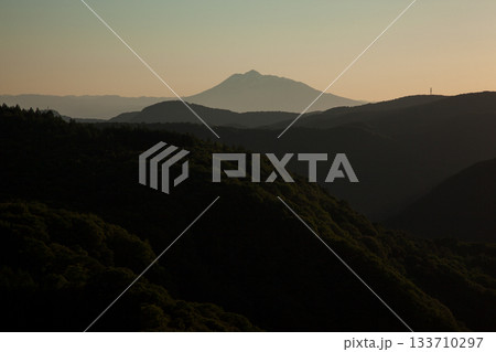 霞がかった春の夕空に浮かぶ岩木山 133710297