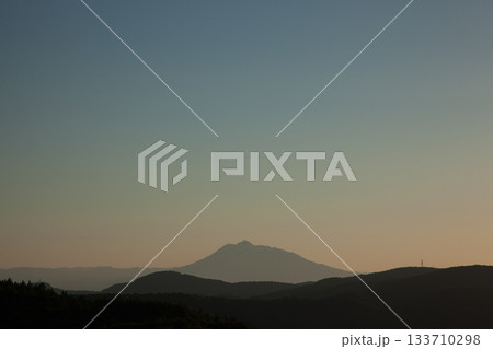 霞がかった春の夕空に浮かぶ岩木山 霞がかった春の夕空に浮かぶ岩木山 133710298