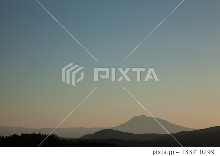 霞がかった春の夕空に浮かぶ岩木山 133710299