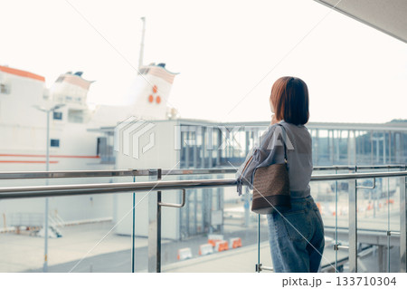 船着き場を眺める女性の横顔シーン 133710304