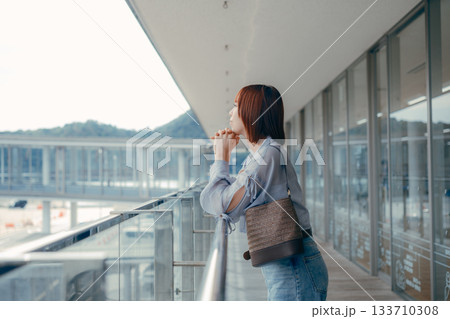 船着き場を眺める女性の横顔シーン 133710308