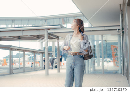 フェリーターミナルを歩く女性のポートレート フェリーターミナルを歩く女性のポートレート 133710370