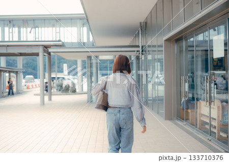 フェリーターミナルを歩く女性のポートレート 133710376