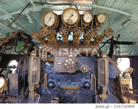 1939年製の蒸気機関車の運転室1 133710469