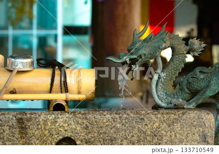京都、紫雲山頂法寺六角堂の手水舎と龍 133710549
