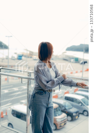 屋外で微笑む若い女性のポートレート 屋外で微笑む若い女性のポートレート 133710568