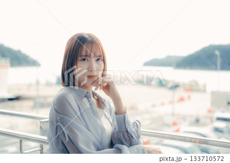 屋外で微笑む若い女性のポートレート 屋外で微笑む若い女性のポートレート 133710572
