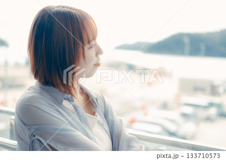 屋外で微笑む若い女性のポートレート 133710573