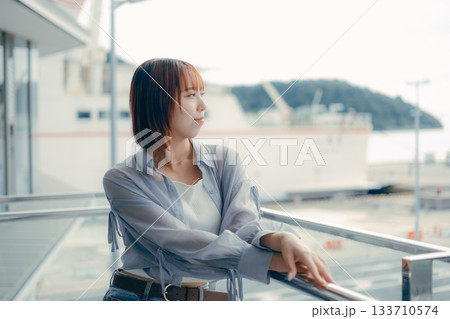 屋外で微笑む若い女性のポートレート 屋外で微笑む若い女性のポートレート 133710574
