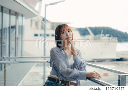 屋外で微笑む若い女性のポートレート 133710575