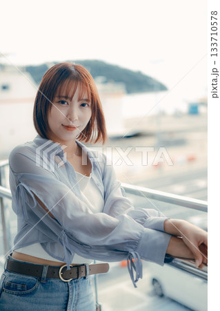 屋外で微笑む若い女性のポートレート 133710578