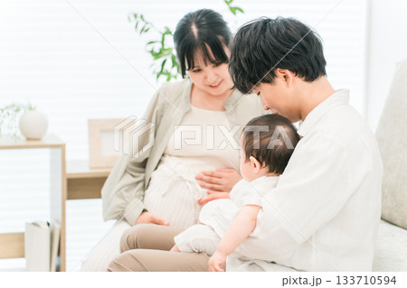 お腹の赤ちゃんを子供に見せる妊婦の母親,家族,ファミリー,親子 133710594