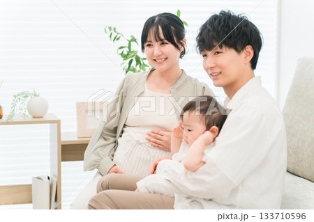 お腹の赤ちゃんを子供に見せる妊婦の母親,家族,ファミリー,親子 133710596