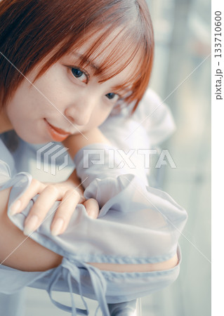 女性のアップポートレート・やわらかな表情 133710600