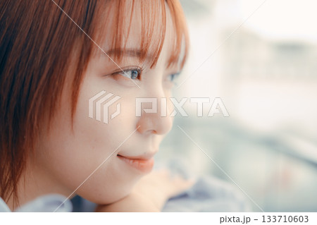 女性のアップポートレート・やわらかな表情 133710603
