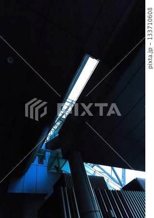 博多駅のペデストリアンデッキを下から見上げた空 博多駅のペデストリアンデッキを下から見上げた空 133710608