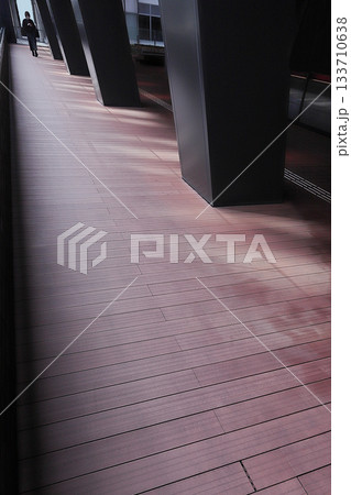 博多駅前のペデストリアンデッキを歩く 博多駅前のペデストリアンデッキを歩く 133710638