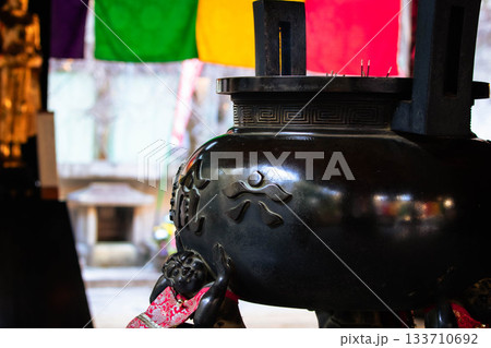京都、紫雲山頂法寺六角堂の大香炉と支える邪鬼 133710692