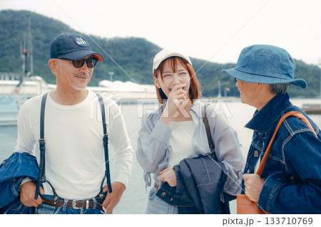 港で並んで立つ3人のポートレート 133710769