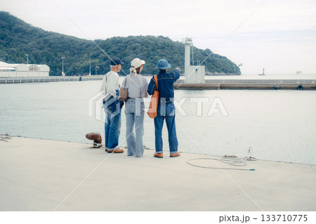 港で並んで立つ3人のポートレート 133710775