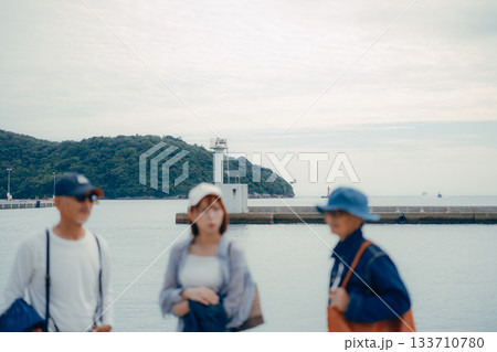 港で並んで立つ3人のポートレート 133710780