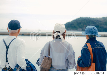港で並んで立つ3人のポートレート 133710781