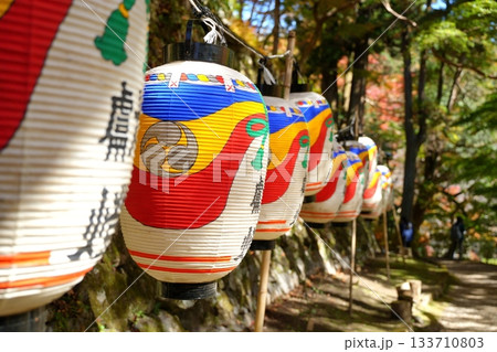 奈良県桜井市にある談山神社の境内に飾られたカラフルな提灯と背景に少し映る紅葉 133710803