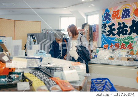 店内で商品を手に取って確認する親子二人 店内で商品を手に取って確認する親子二人 133710874