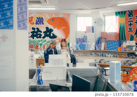 店内で商品を手に取って確認する親子二人 店内で商品を手に取って確認する親子二人 133710878