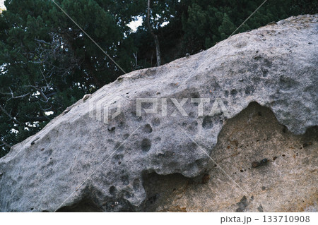 [絵島]岩肌がゴツゴツした岩 133710908