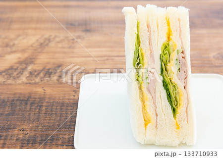 美味しいハムレタスたまごサンド 133710933