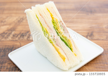 美味しいハムレタスたまごサンド 133710935