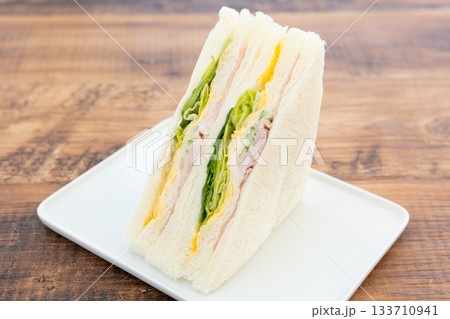 美味しいハムレタスたまごサンド 美味しいハムレタスたまごサンド 133710941