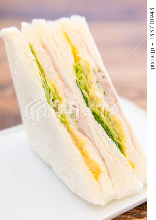 美味しいハムレタスたまごサンド 美味しいハムレタスたまごサンド 133710943