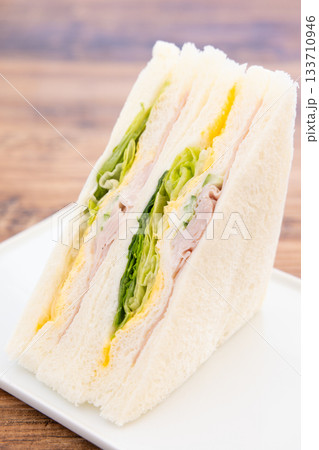美味しいハムレタスたまごサンド 美味しいハムレタスたまごサンド 133710946