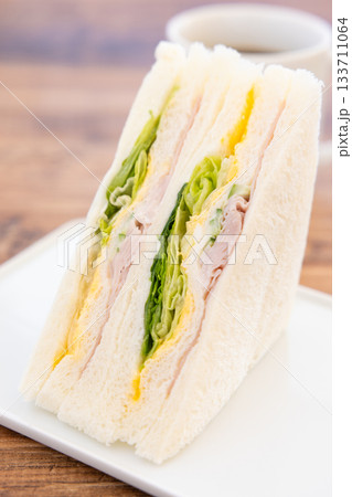 美味しいハムレタスたまごサンド 美味しいハムレタスたまごサンド 133711064