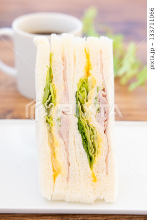 美味しいハムレタスたまごサンド 美味しいハムレタスたまごサンド 133711066